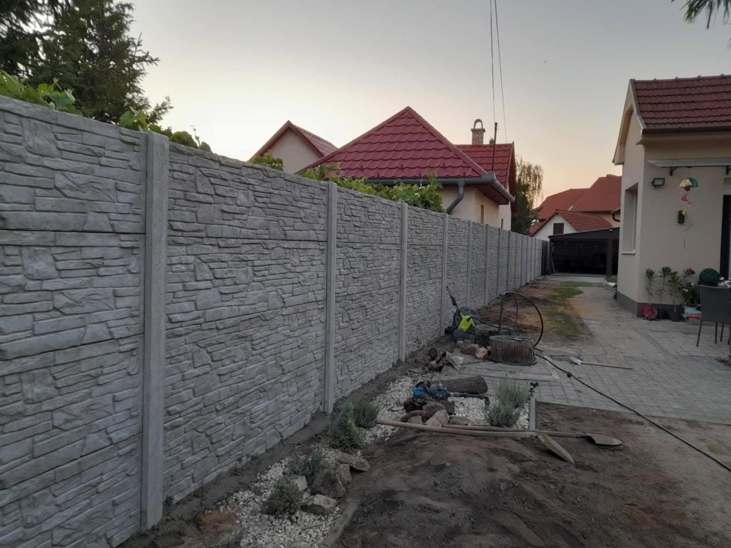 Elkészült betonkerítés a telekhatáron